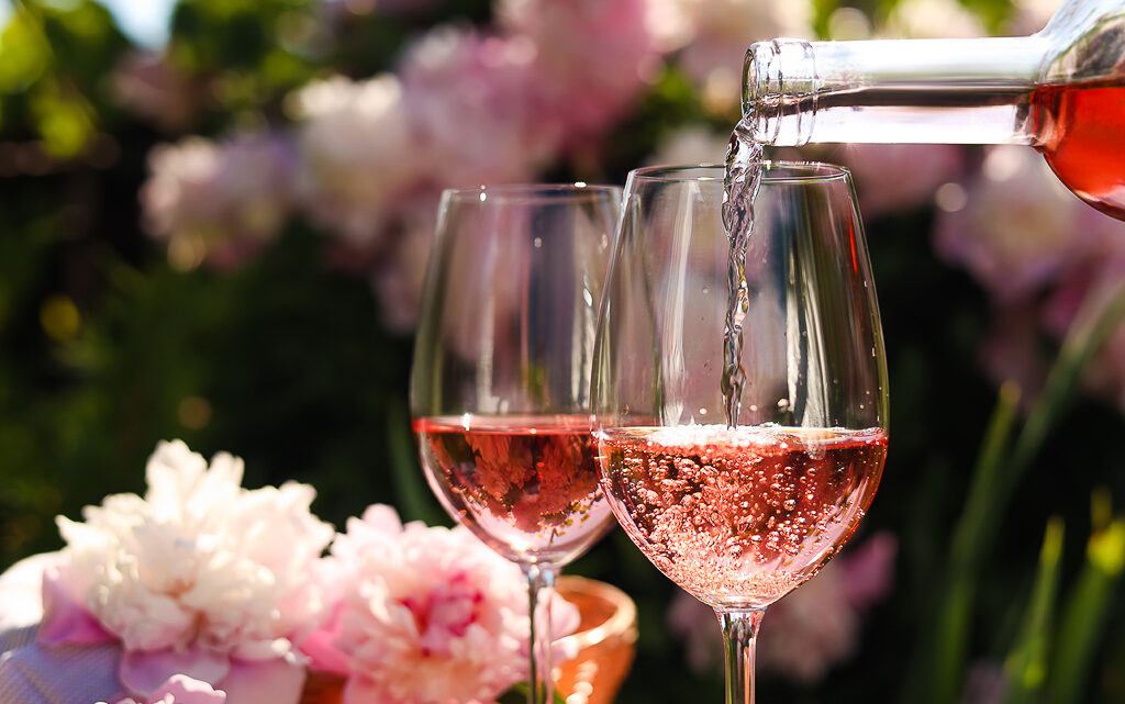 Estos son los tres cavas rosados que te harán la vida más feliz